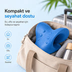 Seyahat çantasına yerleştirilmiş mavi boyun destek aparatı.