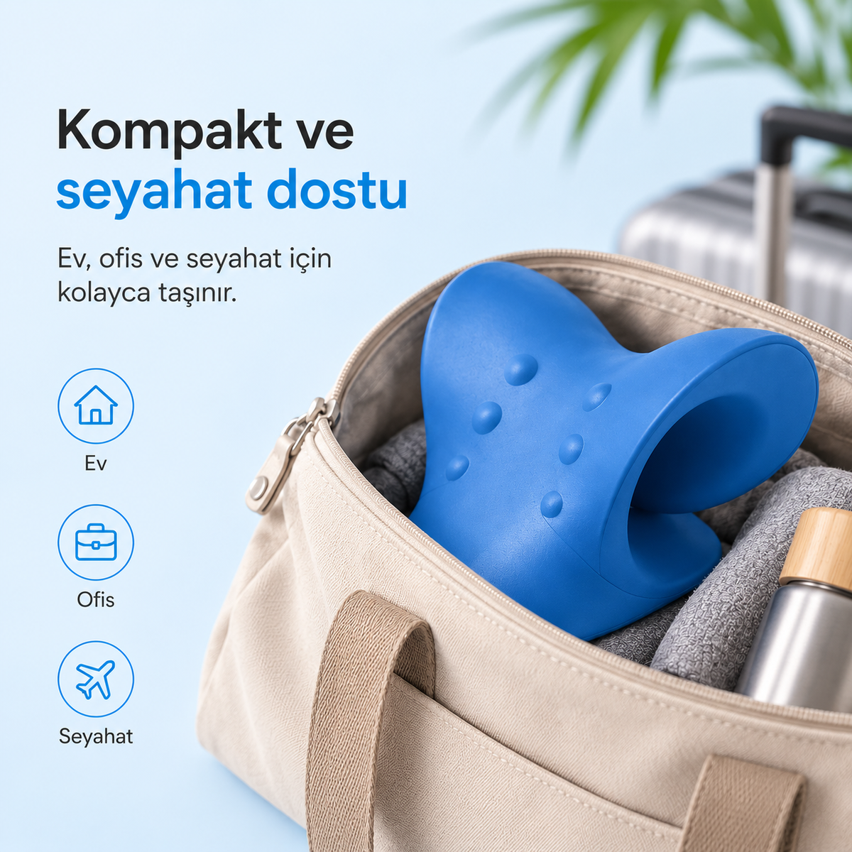 Seyahat çantasına yerleştirilmiş mavi boyun destek aparatı.